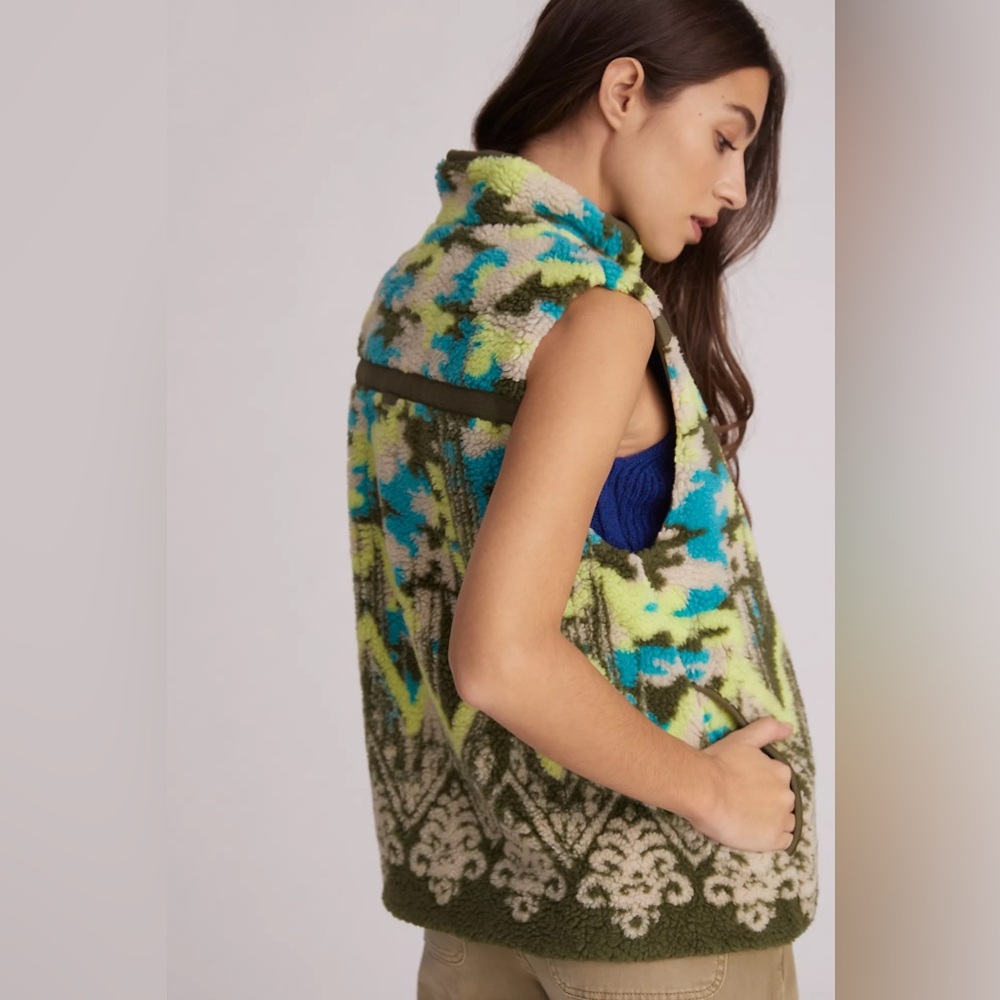 PILCRO ANTHROPOLOGIE | Sherpa Teddy Vest Lime green & Abstract Forest Camo Print - Picture 3 of 9